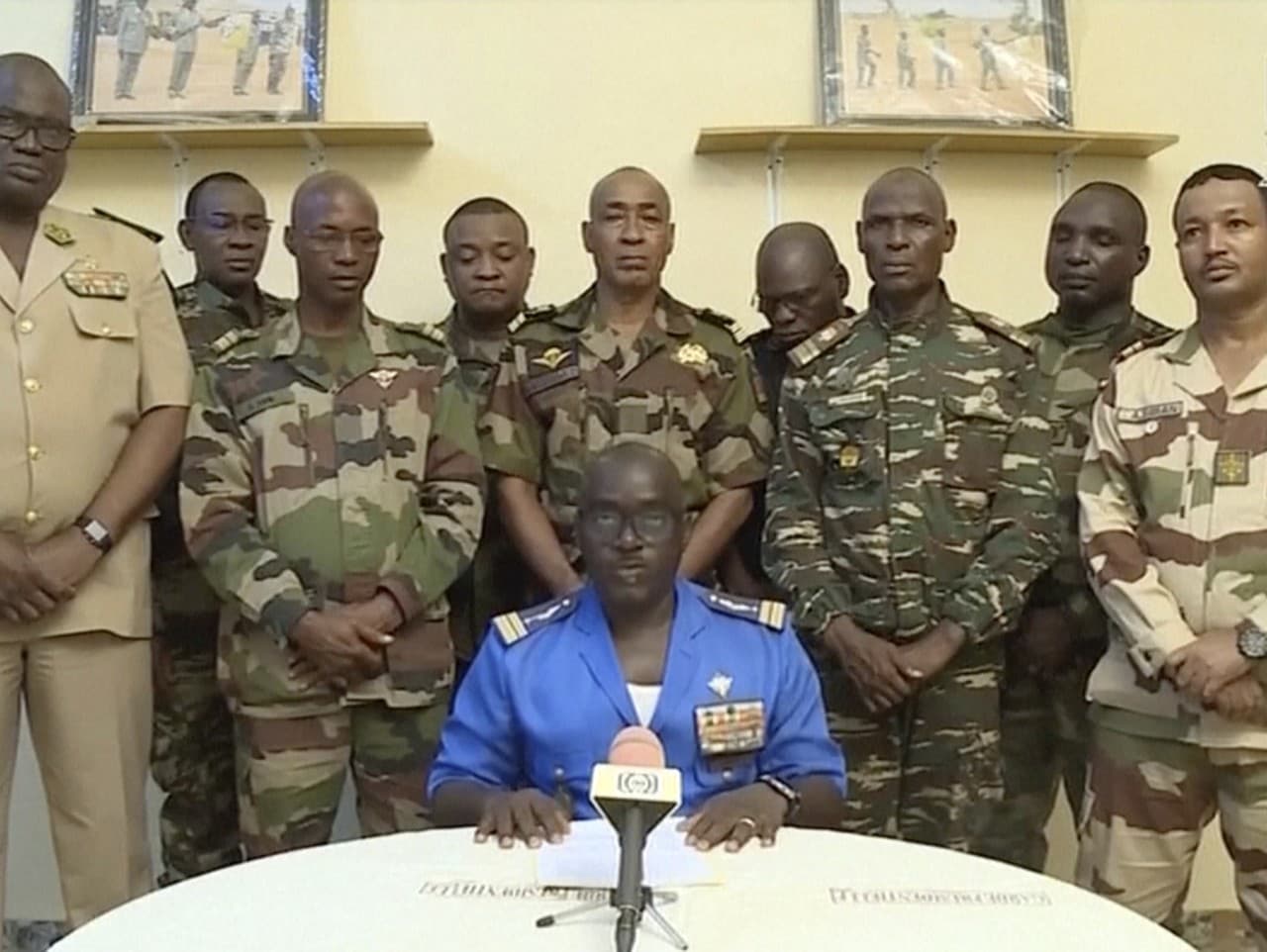 Vojaci v Nigeri zvrhli prezidenta Mohameda Bazouma.