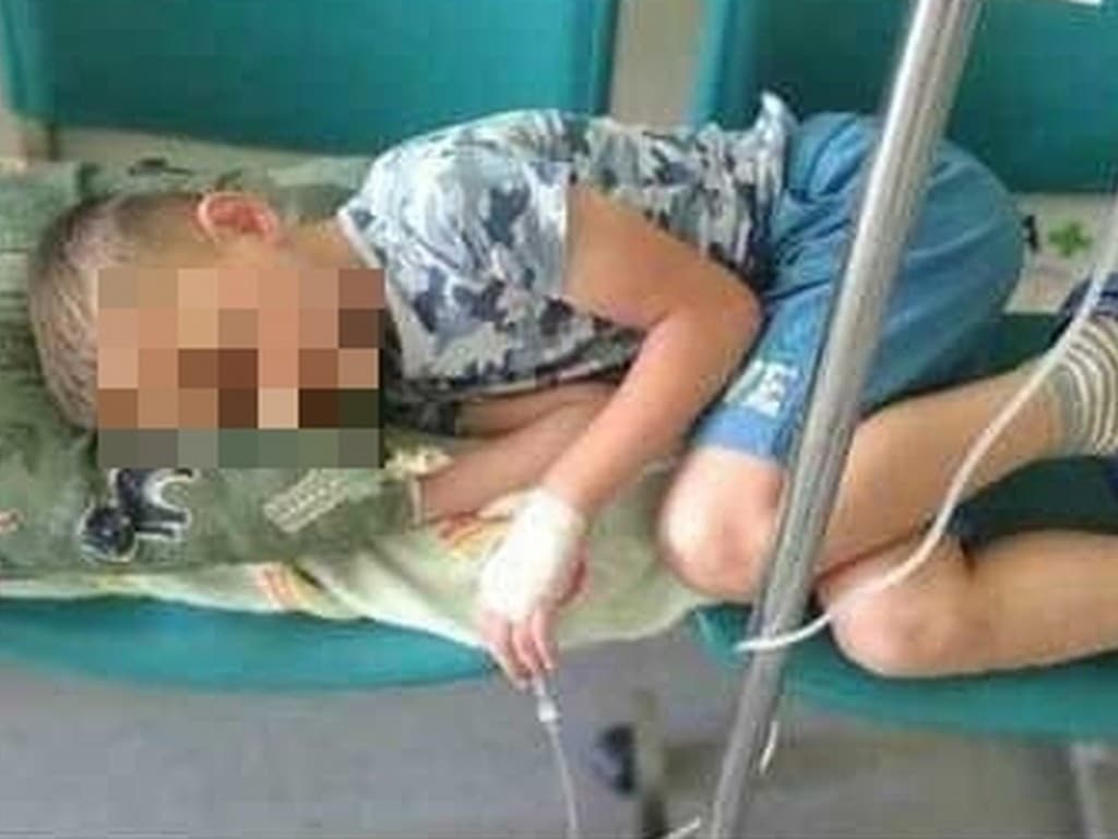 Malému chlapcovi je podávaná infúzia takýmto spôsobom na stoličkách na chodbe čakárne v nemocnici vo Vranove nad Topľou