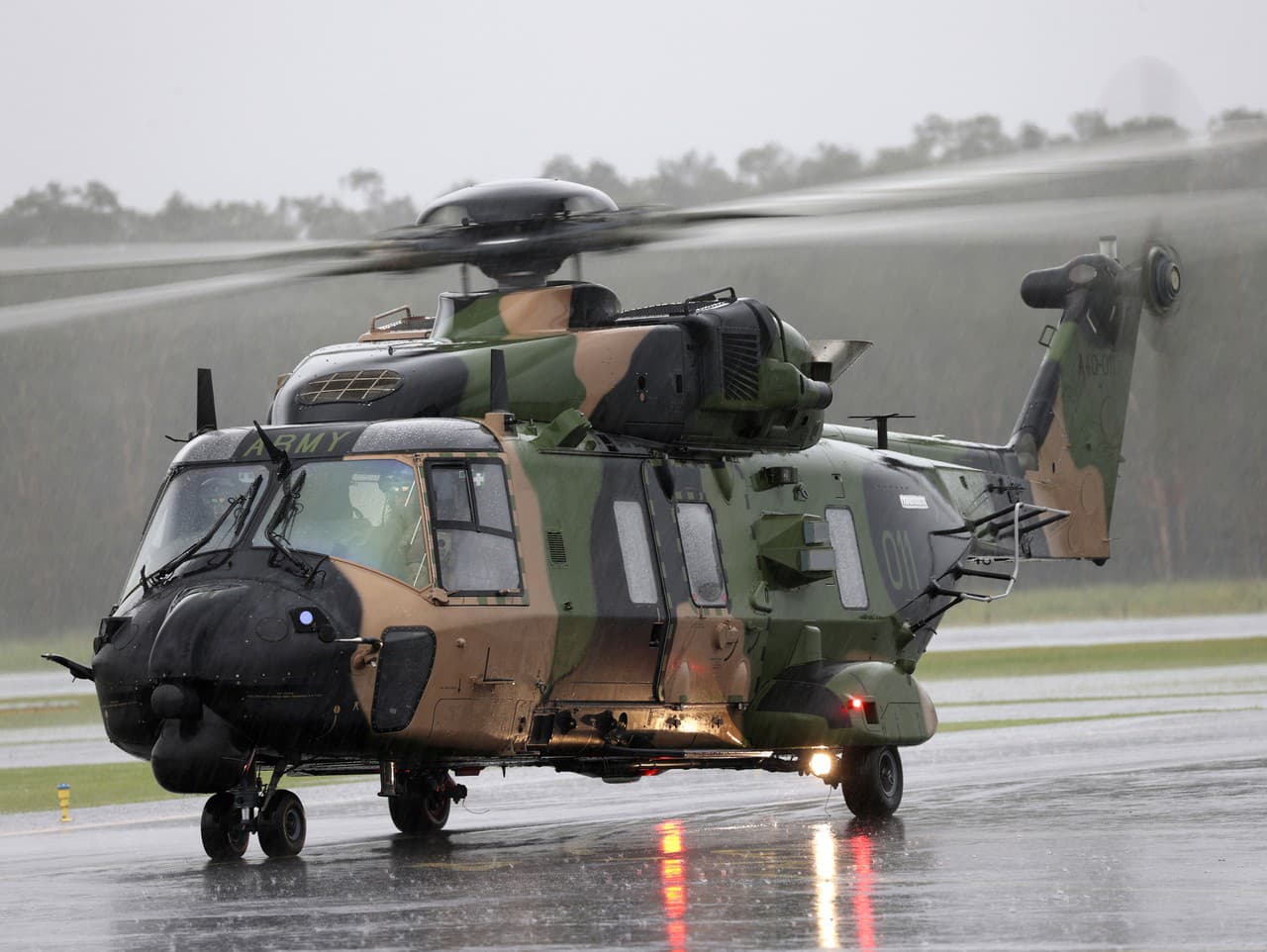 Vrtuľník austrálskej armády MRH-90 Taipan odlieta z letiska v austrálskom meste Ballina.