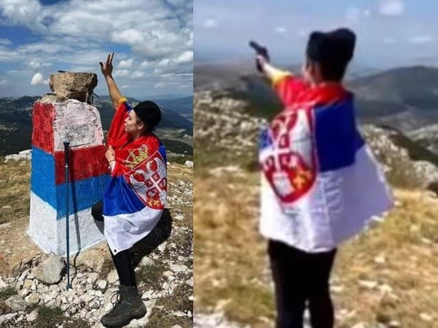 Mladá žena zahalená v srbskej vlajke mieri zbraňou na Chorvátsko z vrchu Troglav v Bosne a Hercegovine