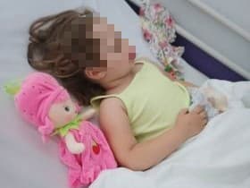 Malé dievčatko sa trápilo v bolestiach, lekári neodhalili príčinu