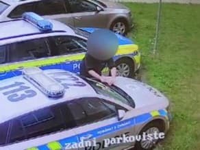 Útok na auto českej polície. Civilista zapaľuje bombu priamo na čelnom skle vozidla.