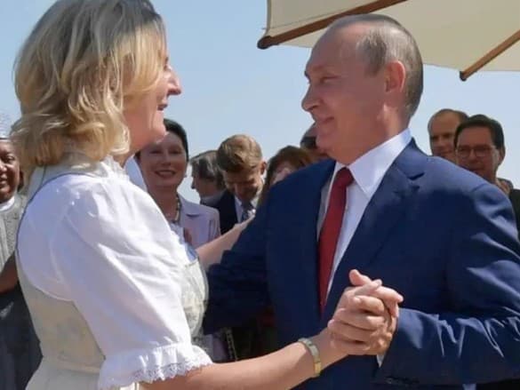 Bývalá ministerka zahraničných vecí Rakúska Karin Kneisslová tancuje na svojej svadbe valčík s ruským prezidentom Vladimirom Putinom