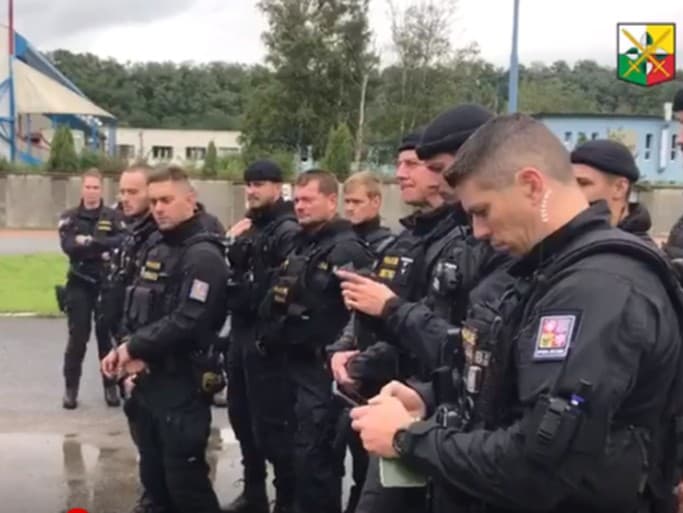 Česká polícia útočníka vypátrala.