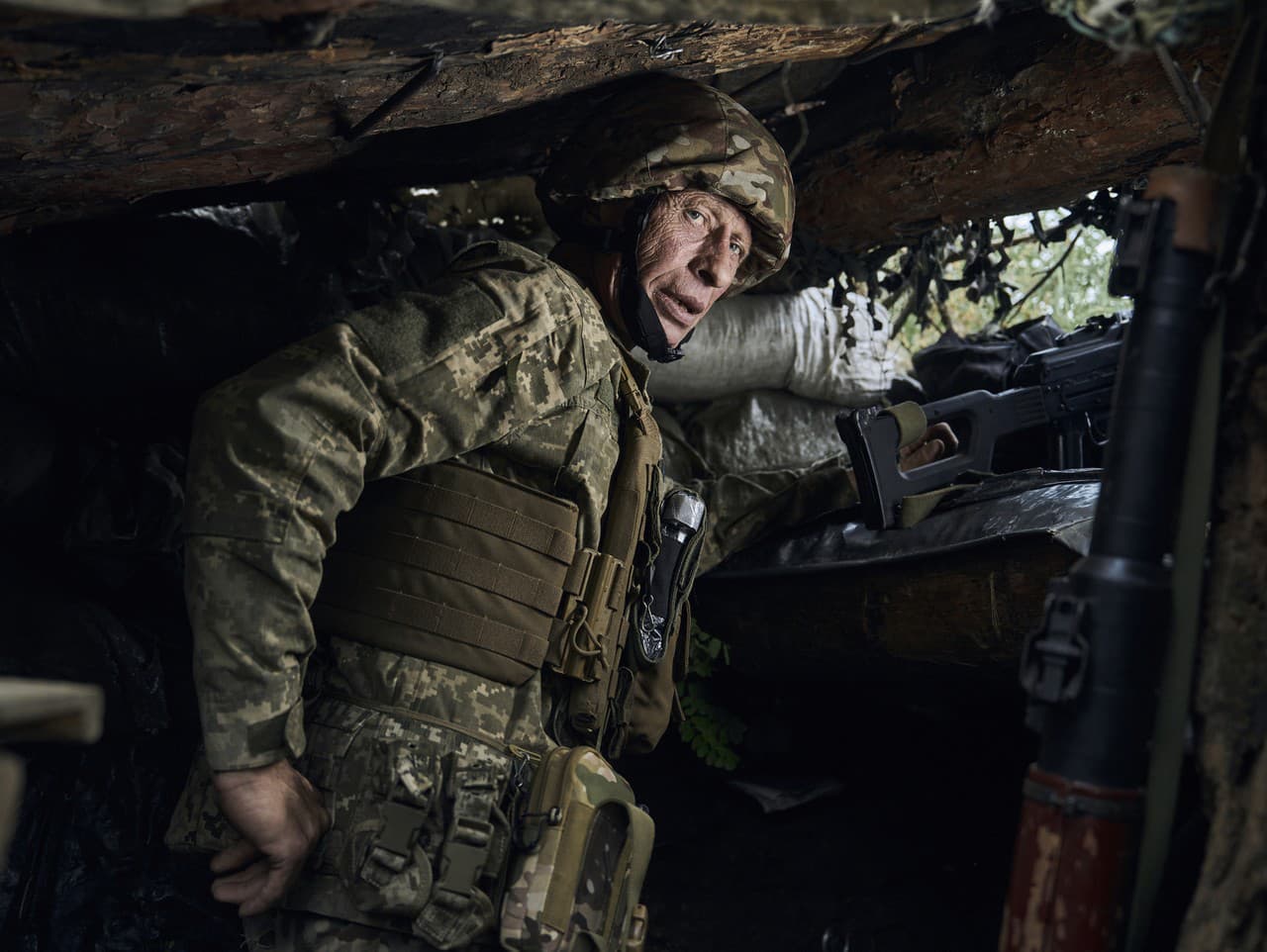 Ukrajinský vojak bráni oblasť na frontovej línii