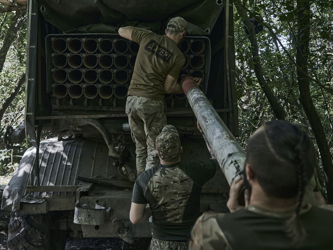 Ukrajinskí vojaci pripravujú granáty s letákmi neďaleko Bakhmutu v Doneckej oblasti