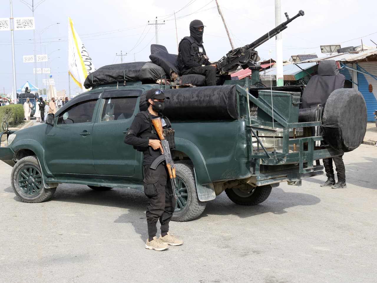 Bojovníci afganského militantného hnutia Taliban hliadkujú po explózii, ktorá otriasla hotelom v provincii Chóst na východe Afganistanu