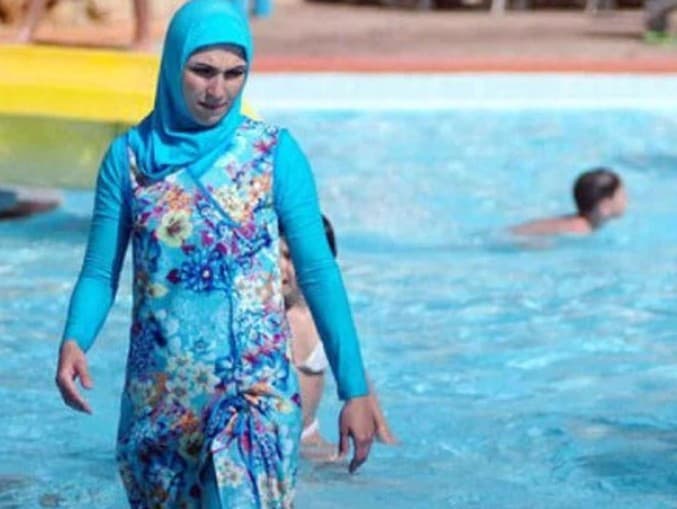 Plavky burkini vyrobené špeciálne pre moslimky. Na európskych plážach je s tým očividne problém