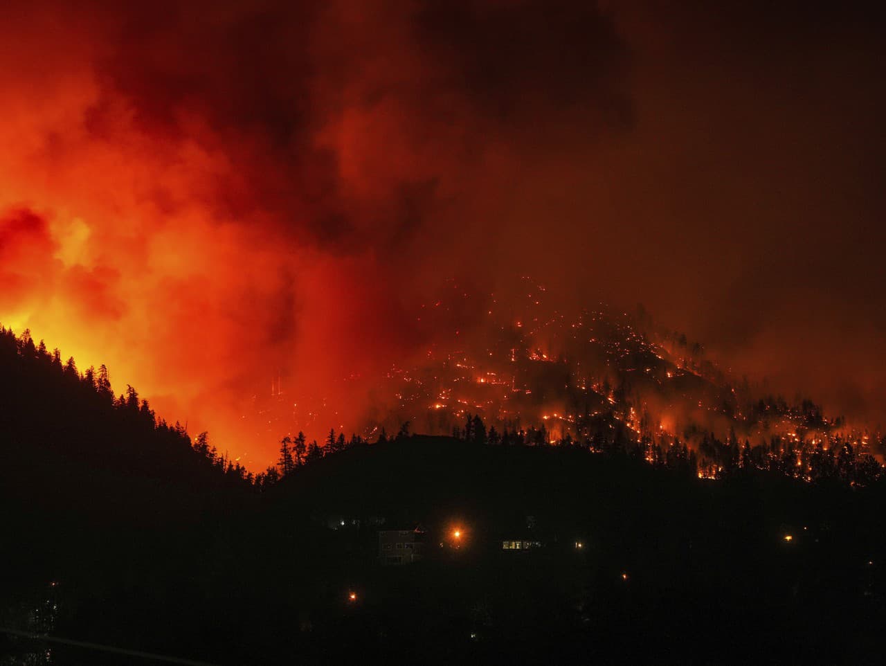 Kanadu sužuje viac než 1000 lesných požiarov