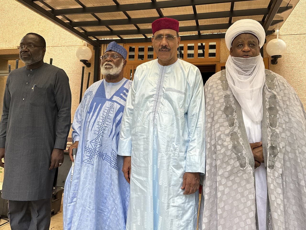 Predseda komisie ECOWAS, Mousa Tourey, osobitný vyslanec ECOWAS v Nigerskej republike, generál Abdulsalami Abubakar, zvrhnutý nigerský prezident Mohamed Bazoum a sultán Sokoto Alhaji Muhammad Saad Abubakar III, pózujú v Niamey