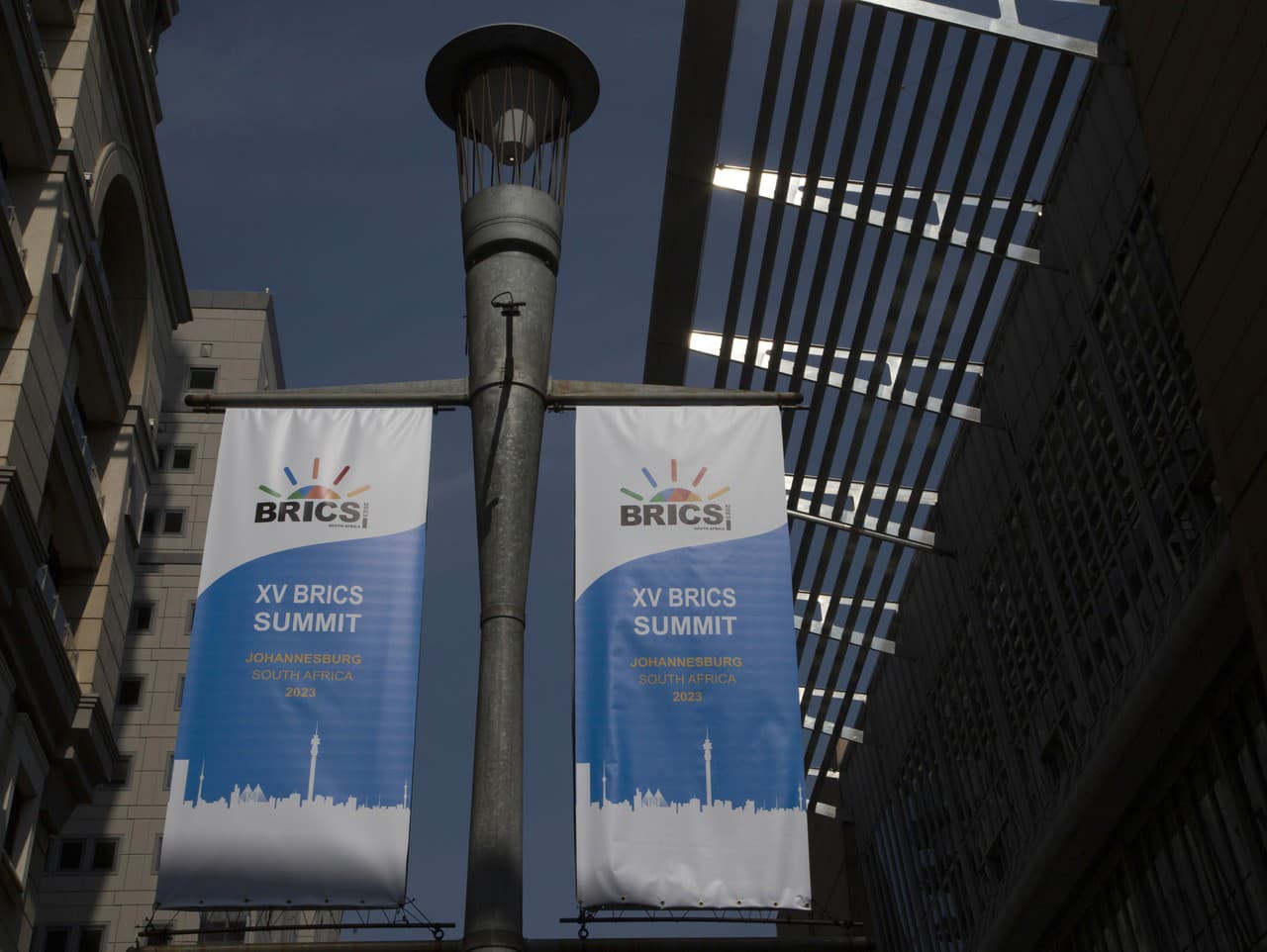 Na snímke transperenty, ktoré avizujú blížiaci sa 15. summit skupiny BRICS