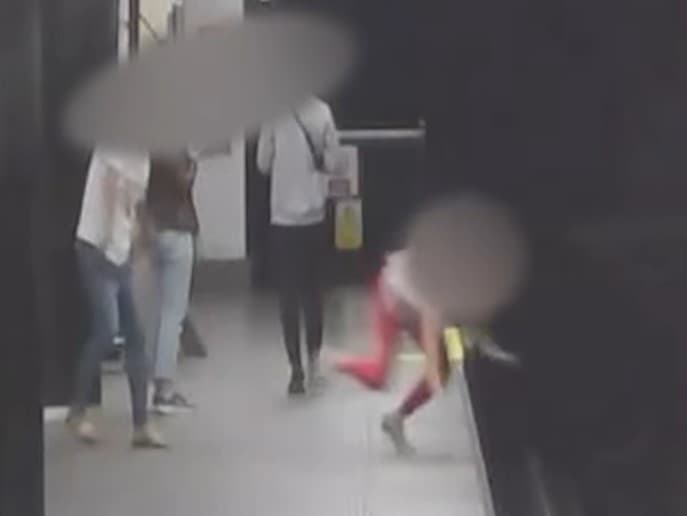 Násilník strčil svoju obeť pod koľajnice metra v Prahe