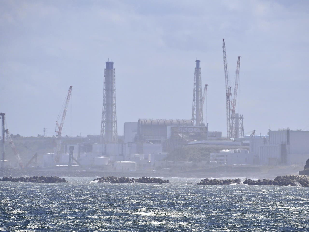 Proti vypúšťaniu rádioaktívnej vody do oceánu protestujú viacerí aktivisti.