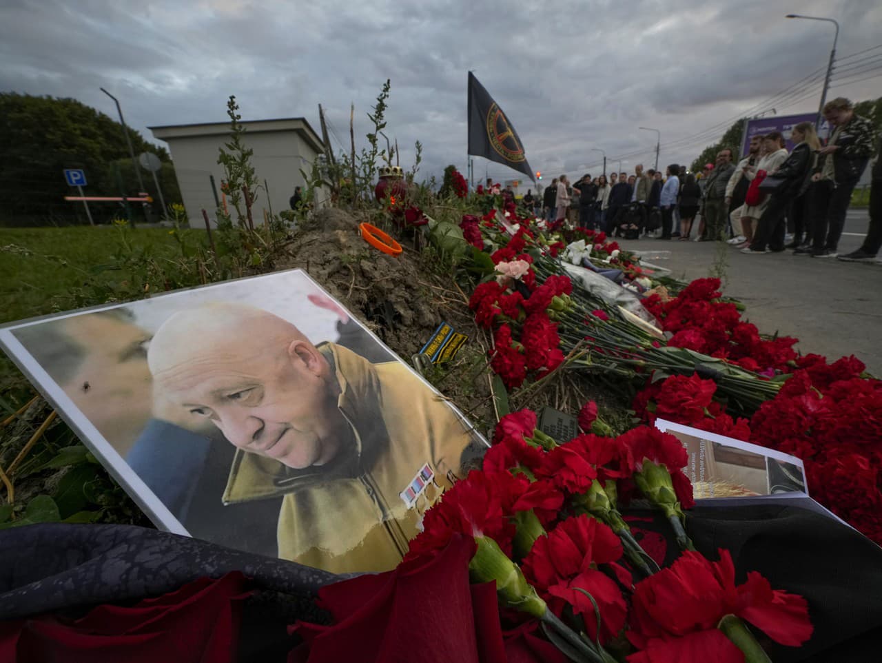 Ľudia prinášajú v Petrohrade kvety na pamiatku Jevgenija Prigožina.