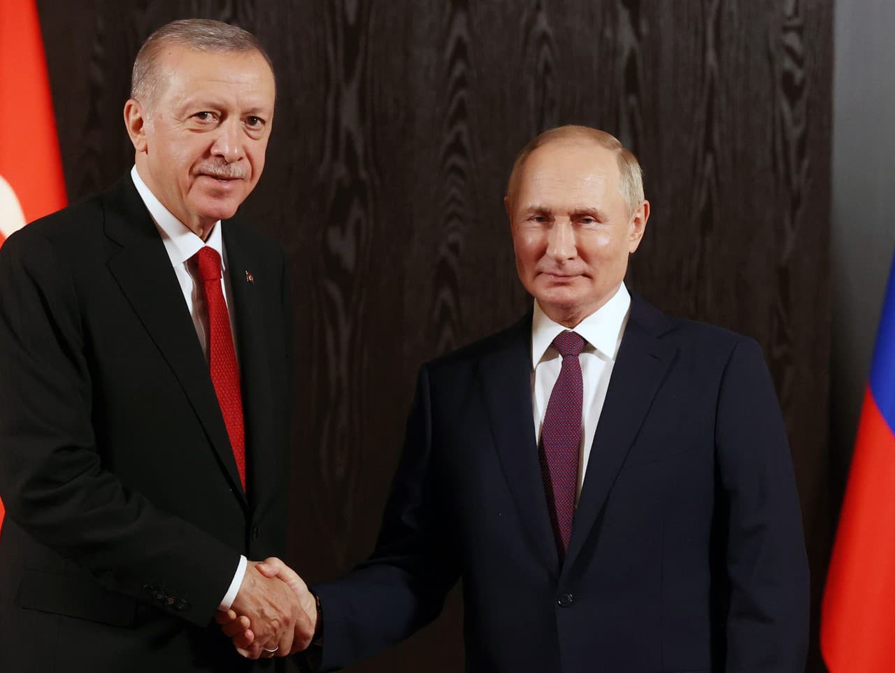 Ruský prezident Vladimir Putin (vpravo) a turecký prezident Recep Tayyip Erdogan