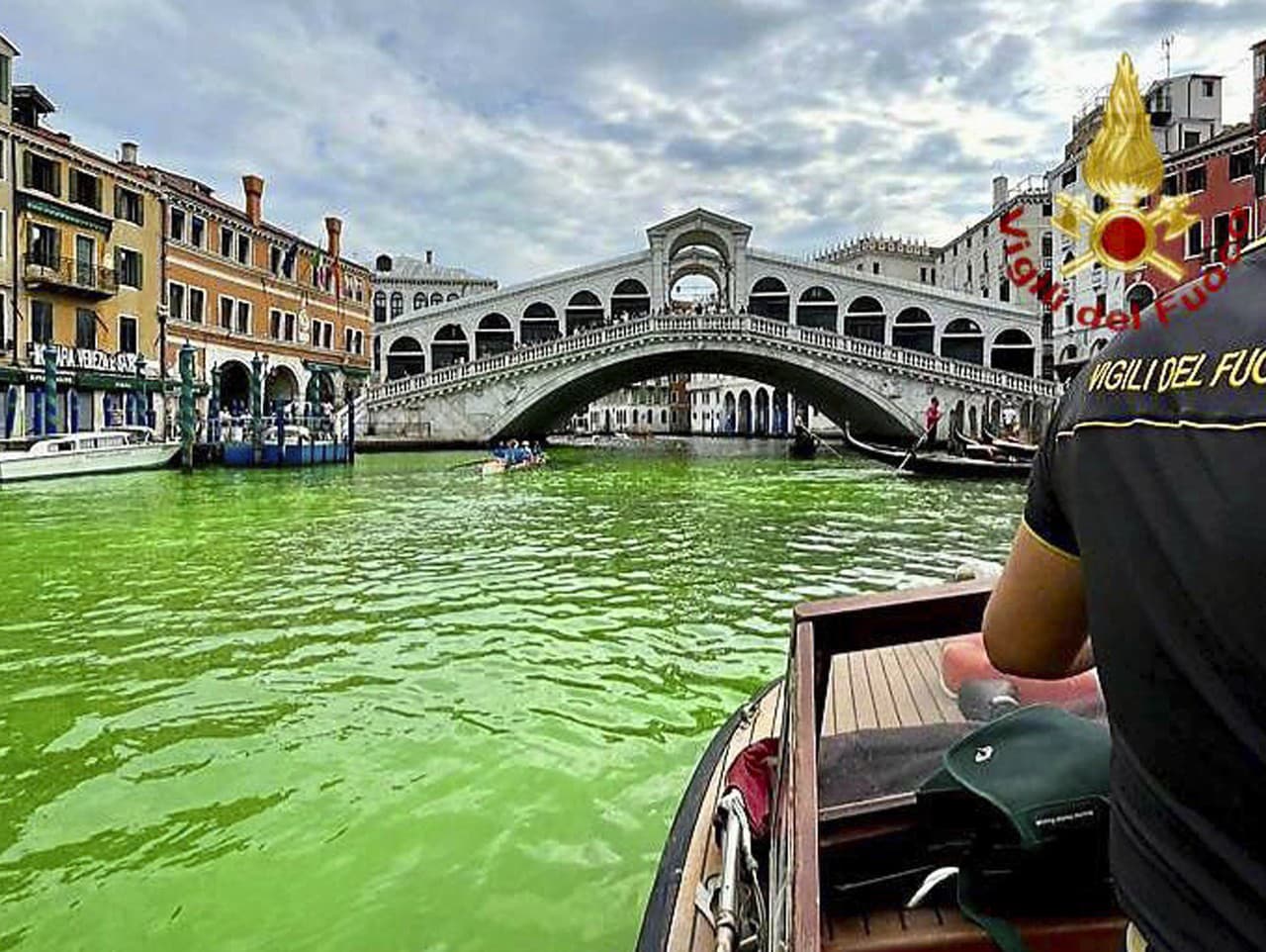 Jasnú zelenú škvrnu bolo vidieť v pondelok v Canal Grande pozdĺž nábrežia lemovaného reštauráciami v Benátkach v Taliansku. Polícia vyšetruje jej pôvod.