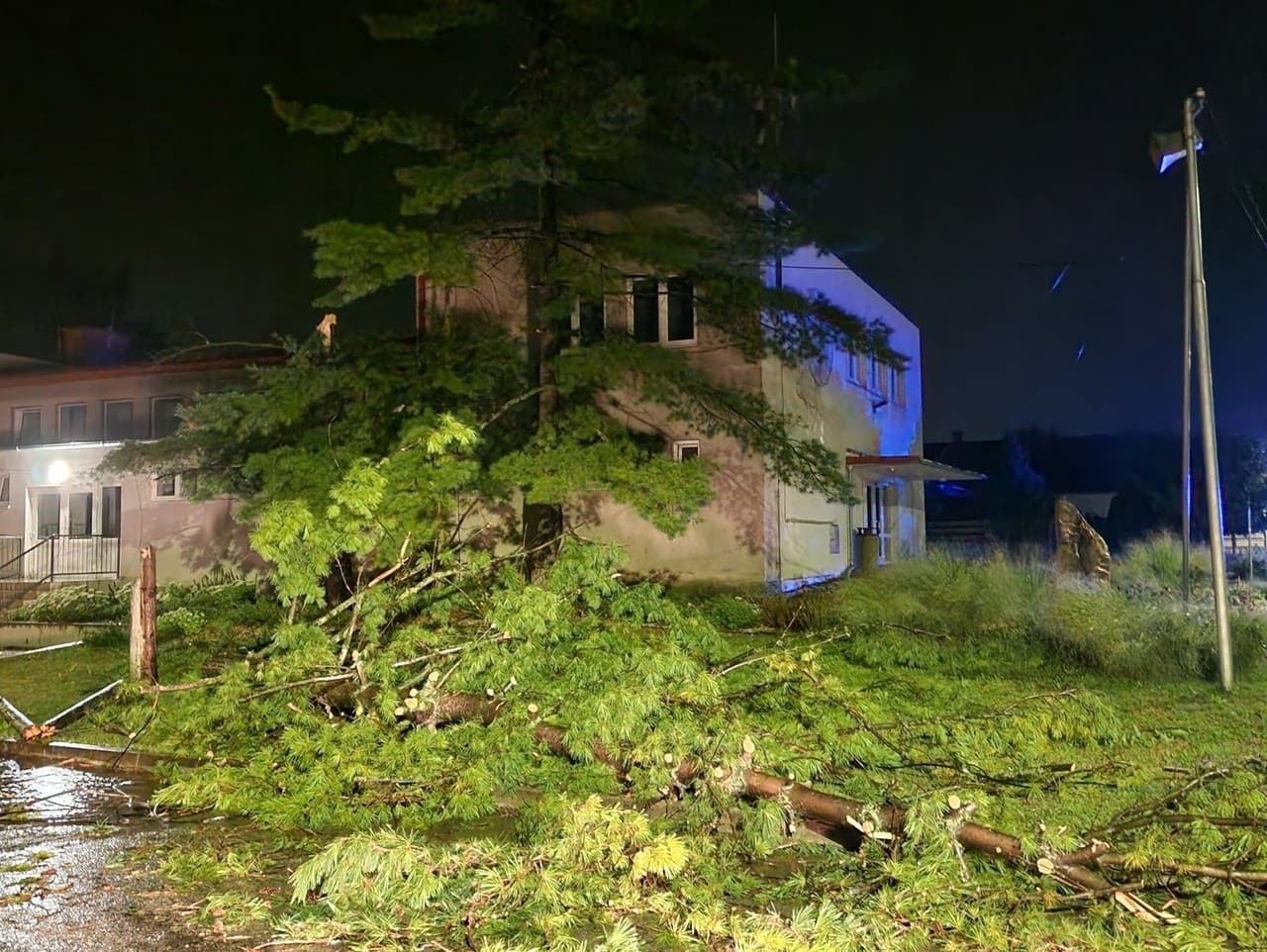 Mestom Vráble sa prehnala veterná smršť