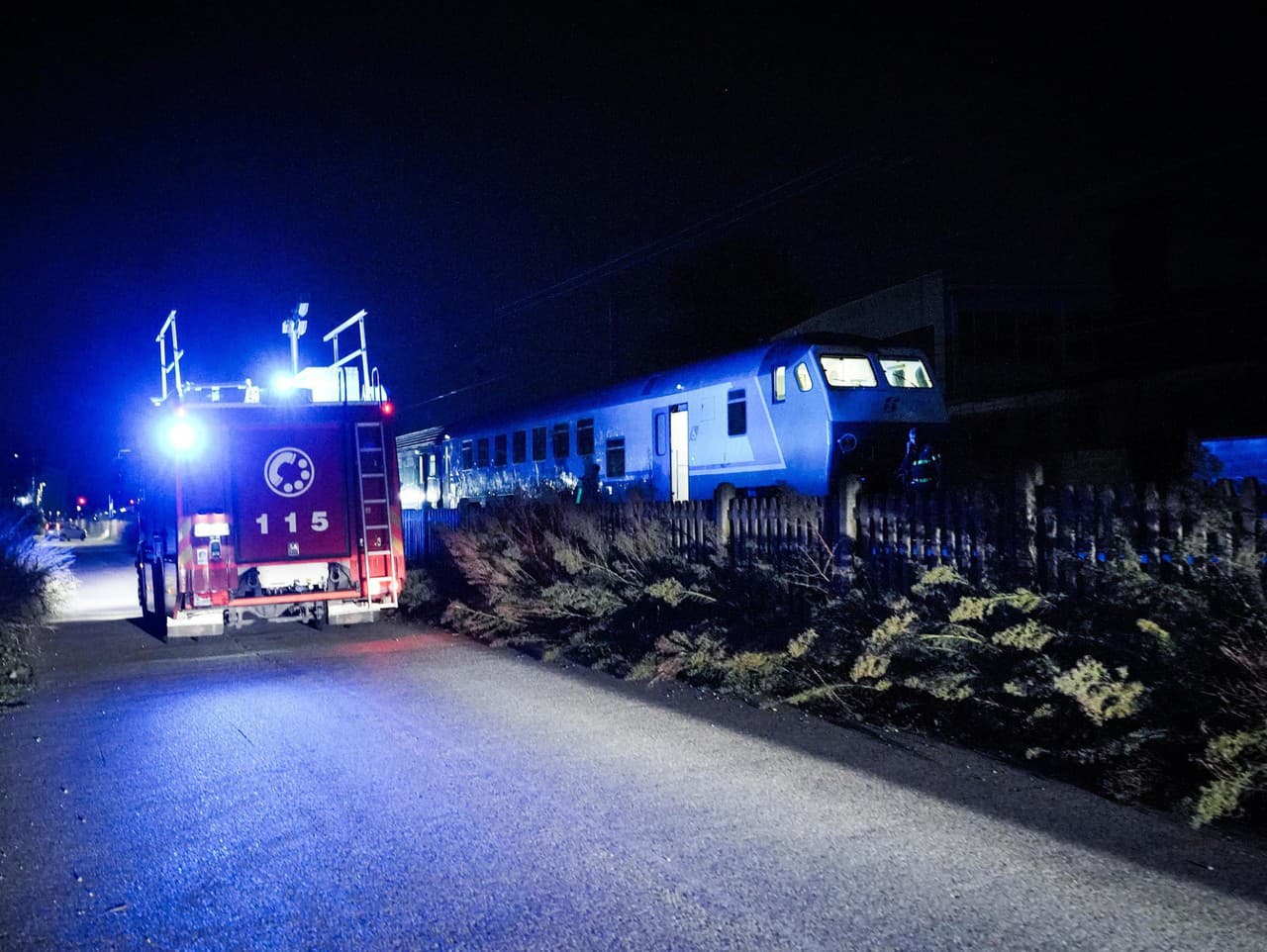 Pri zrážke s vlakom zahynulo päť robotníkov