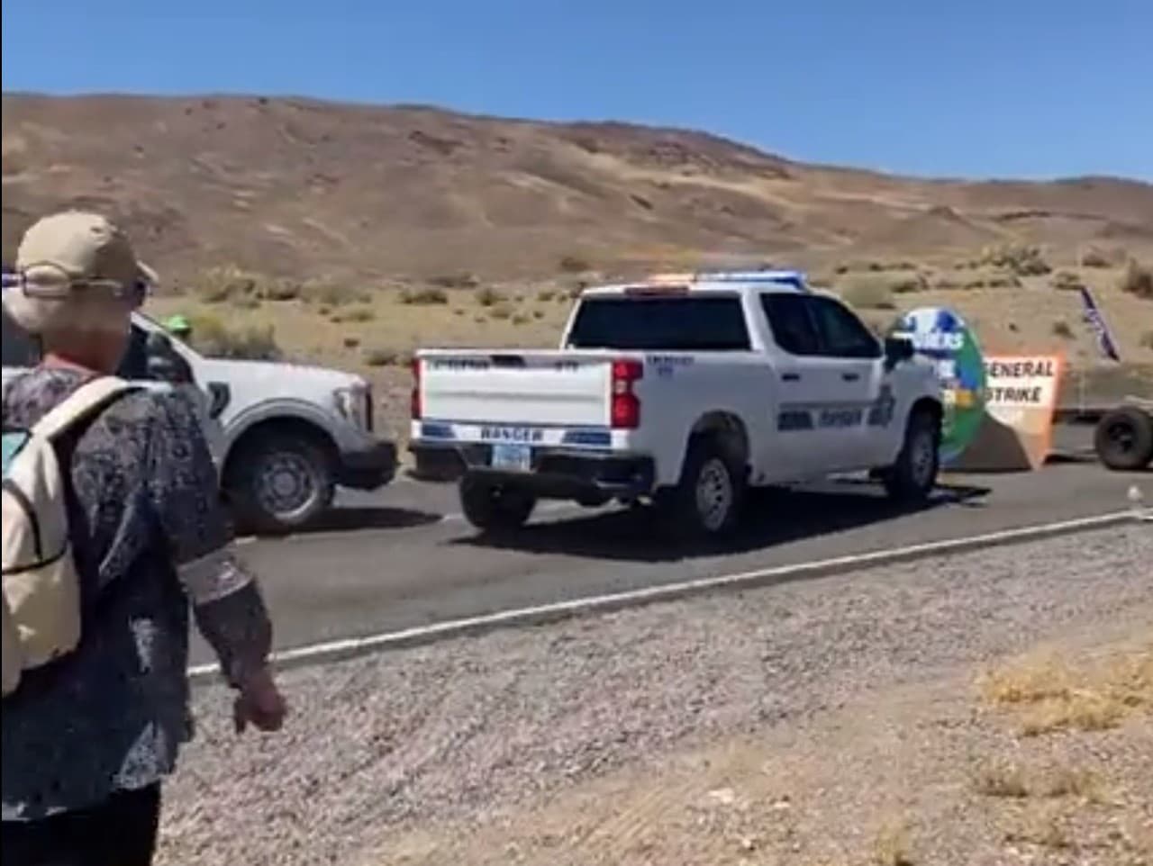 Americký ranger jednoducho prerazil autom zátarasu.