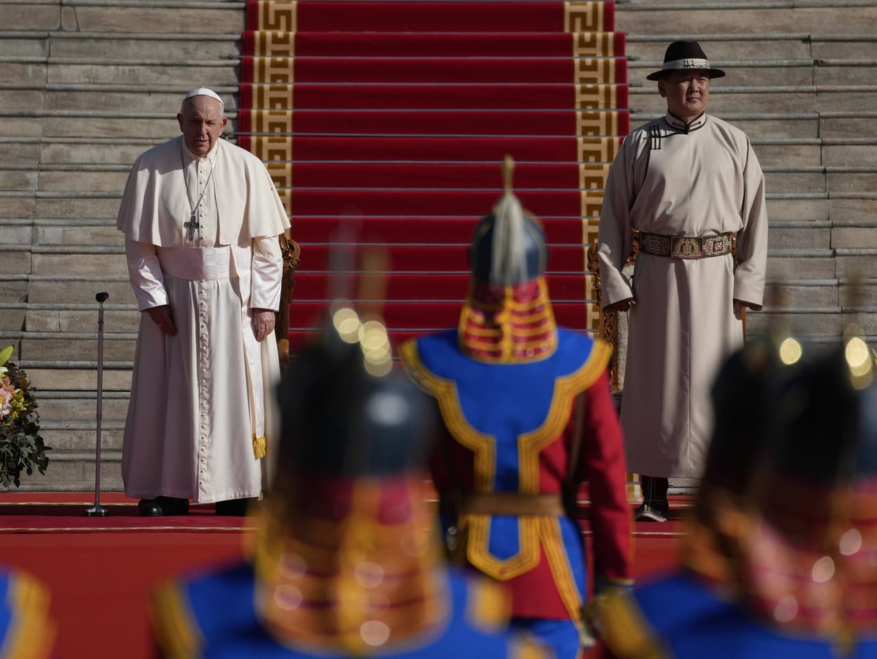 Pápež František a mongolský prezident Ukhnaagiin Khürelsükh počas stretnutia v Ulánbátare