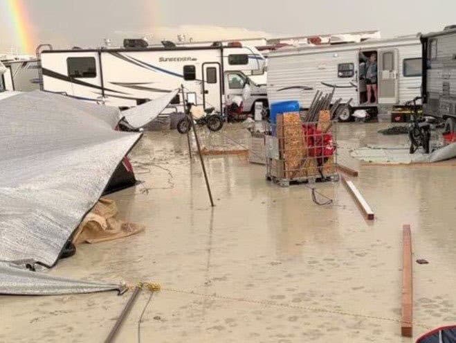 Dážď odplavil cesty v púšti a vozidlá uviazli v blate. 