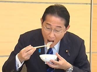 Premiér Japonska Fumio Kishida konzumuje ryby ulovené v oblasti katastrofy jadrovej elektrárne vo Fukušime