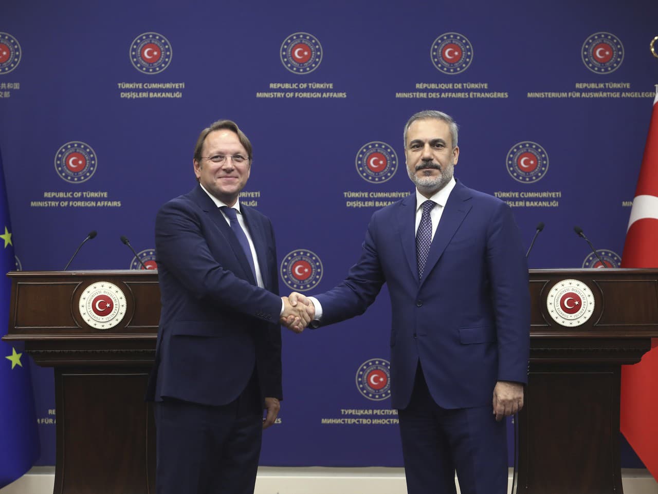 Turecký minister zahraničných vecí Hakan Fidan (vpravo) si podáva ruku s komisárom EÚ pre susedstvo a rozšírenie Oliverom Varhelym.