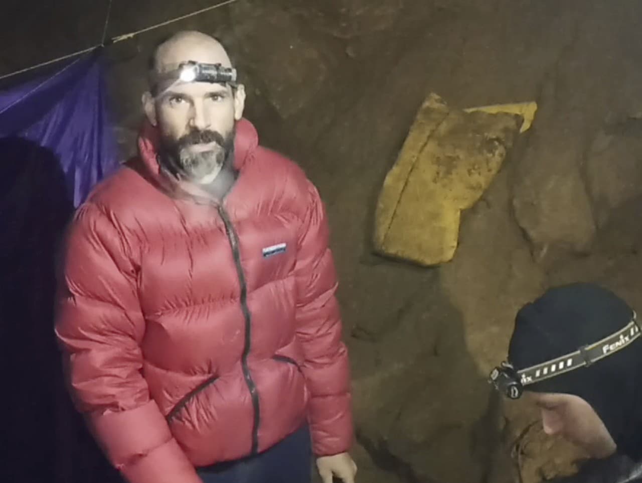 Mark Dickey uviazol v hlbokej jaskyni.