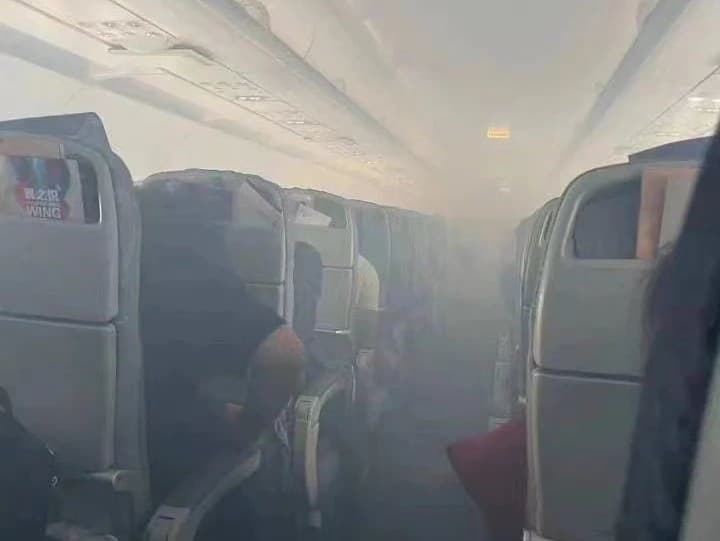 V kabíne pre cestujúcich sa začal šíriť dym.
