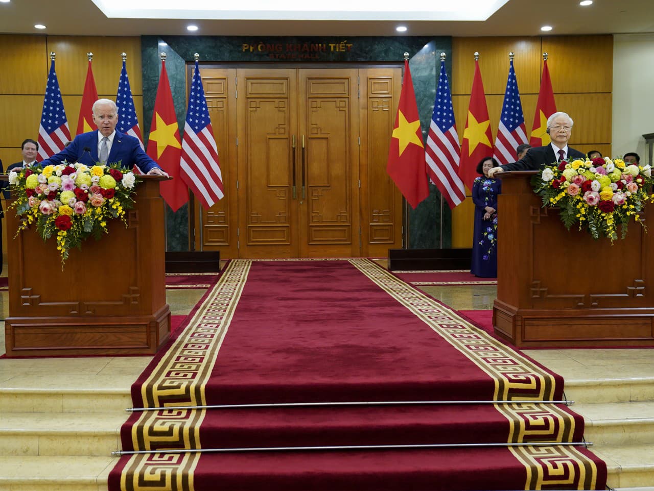 Americký prezident Joe Biden a generálny tajomník Vietnamu Nguyen Phu Trong (vpravo) prednášajú v sídle Komunistickej strany Vietnamu v Hanoji 