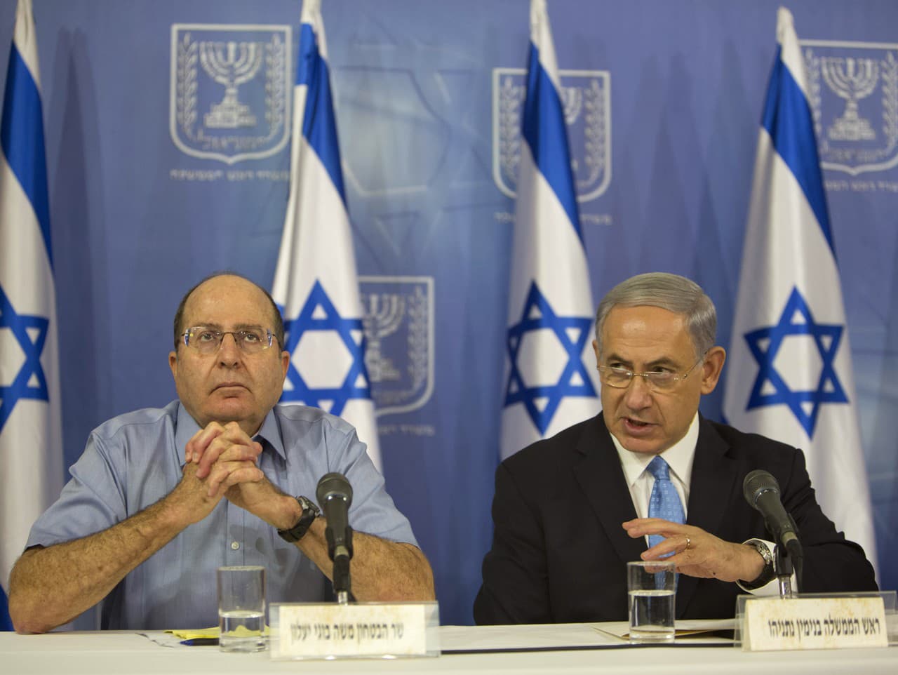 Izraelský premiér Benjamin Netanjahu (vpravo) a izraelský minister obrany Moše Ja'alon