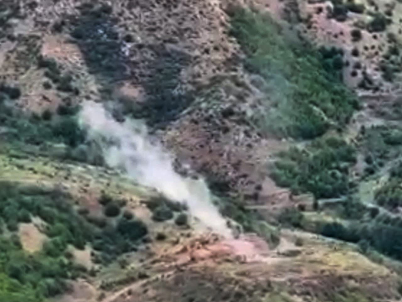 Na tejto fotografii z videa zverejneného ministerstvom obrany Azerbajdžanu v utorok 19. septembra 2023 stúpa dym nad oblasťou, ktorá podľa Azerbajdžanu hostí pozície arménskych síl na území Náhorného Karabachu v Azerbajdžane.