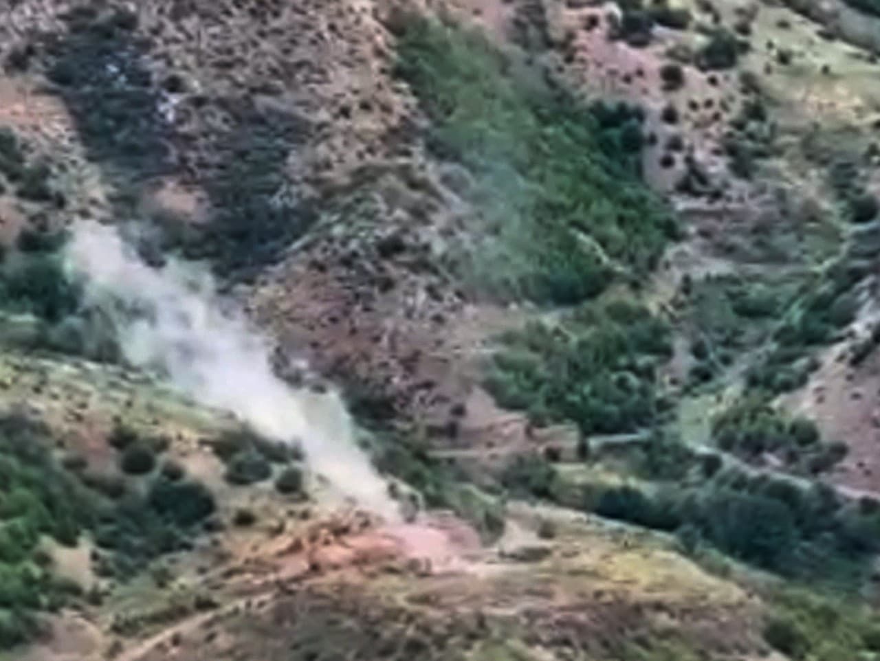 Na tejto fotografii z videa zverejneného ministerstvom obrany Azerbajdžanu v utorok 19. septembra 2023 stúpa dym nad oblasťou, ktorá podľa Azerbajdžanu hostí pozície arménskych síl na území Náhorného Karabachu v Azerbajdžane.