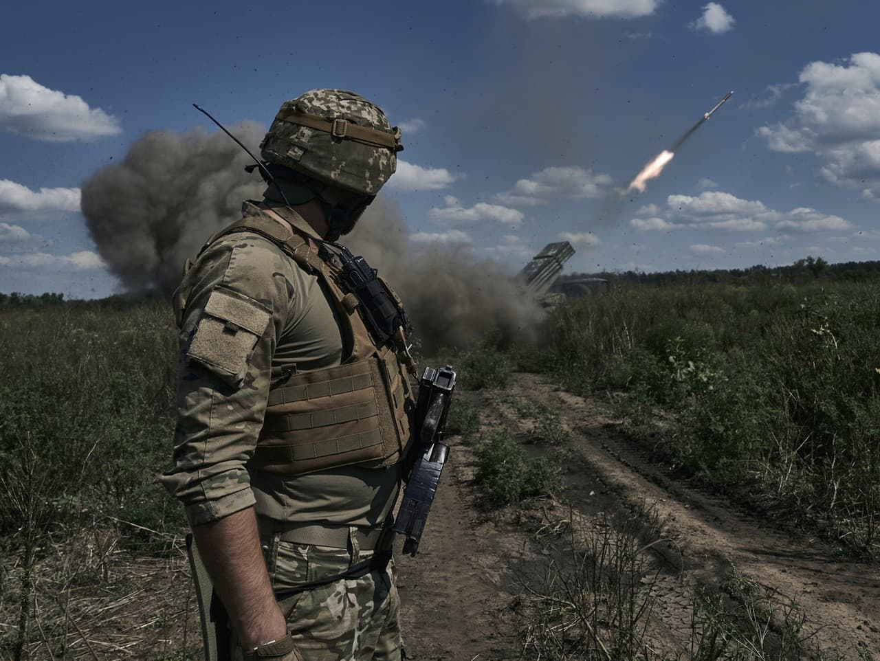 Ukrajinský vojak sleduje raketový systém Grad, ktorý odpaľuje granáty s letákmi neďaleko Bakhmutu v Doneckej oblasti