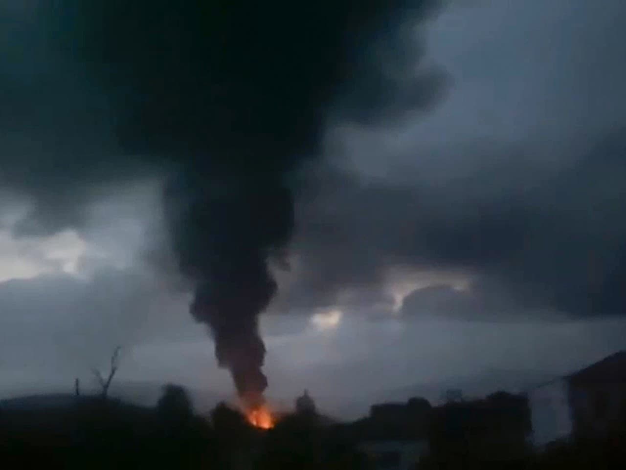 Na zábere z videa, ktoré v pondelok 25. septembra 2023 zverejnil na Twitteri Siranush Sargsyan, je vidieť dym stúpajúci po výbuchu skladu paliva pri Stepanakerte v Náhornom Karabachu.