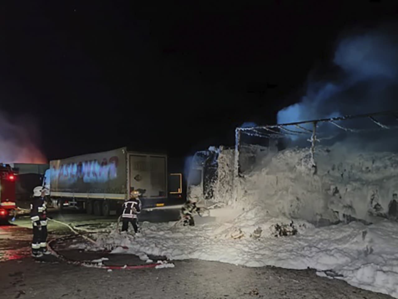 Hasiči zasahujú počas likvidácie požiaru na mieste ruského útoku na dunajský prístav Izmajil, v Odeskej oblasti, odkiaľ sa vyváža obilie z Ukrajiny