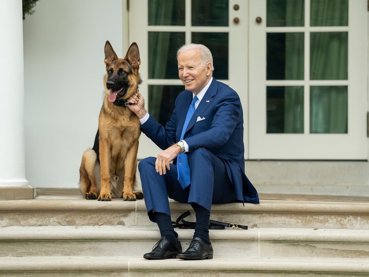 Joe Biden so svojím psom Commanderom
