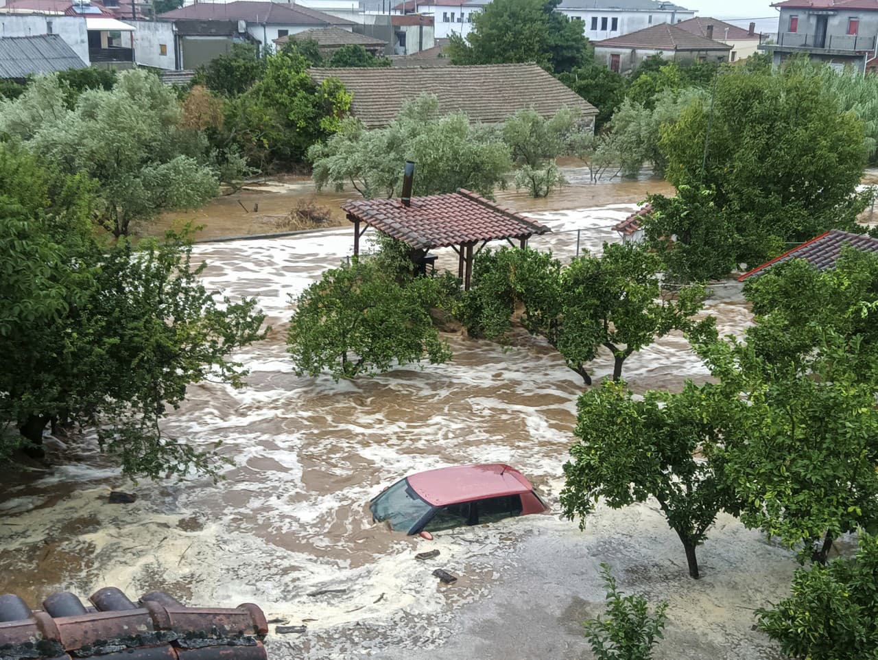 Stredné Grécko zasiahla ďalšia silná búrka a povodne