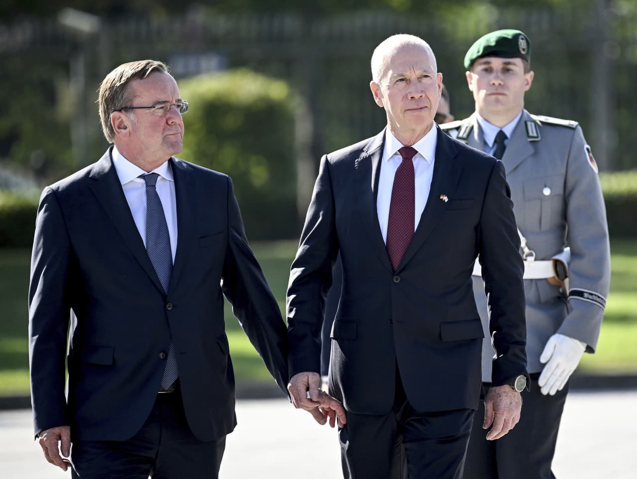 Na snímke zľava nemecký minister obrany Boris Pistorius a jeho izraelský rezortný partner Joav Galant počas prehliadky čestnej stráže v rámci uvítacieho ceremoniálu v Berlíne.