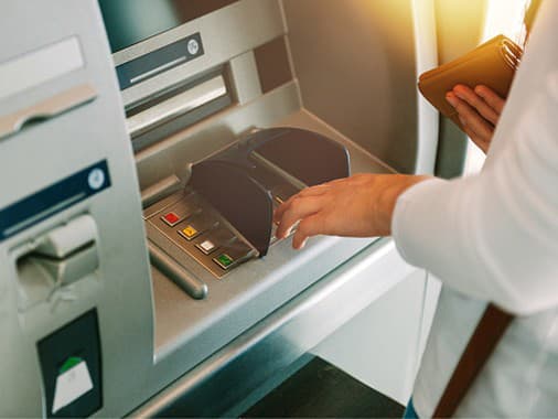 Výber peňazí z bankomatu. Je bezpečný v zahraničí?