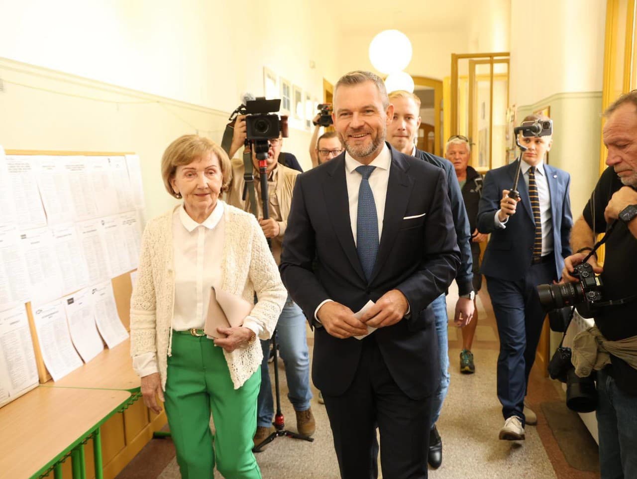 Peter Pellegrini došiel na voľby spolu so svojou mamou.