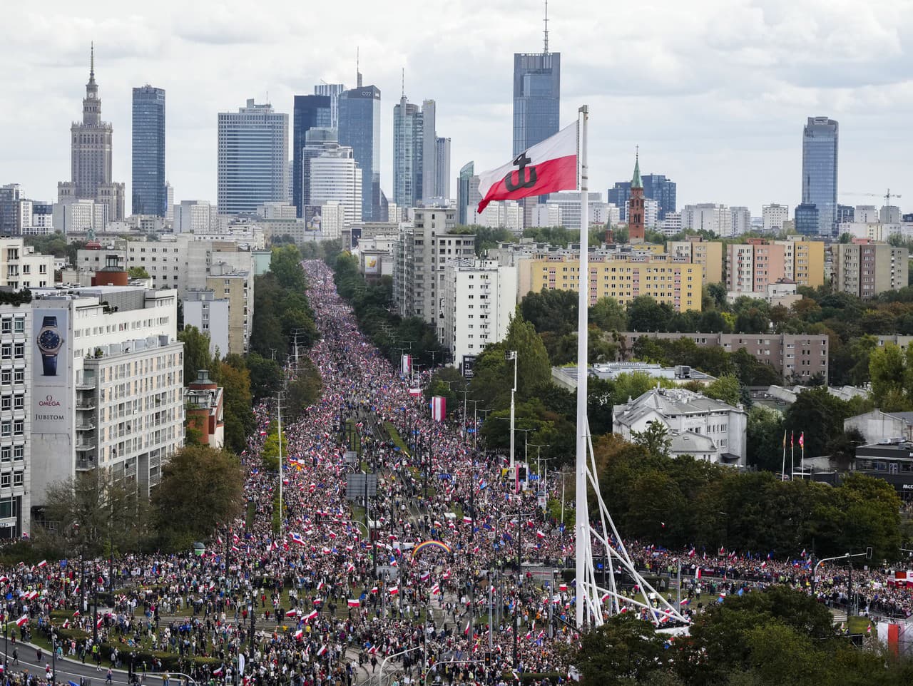 Protivládna demonštrácia vo Varšave. Poľsko čakajú o dva týždne parlamentné voľby