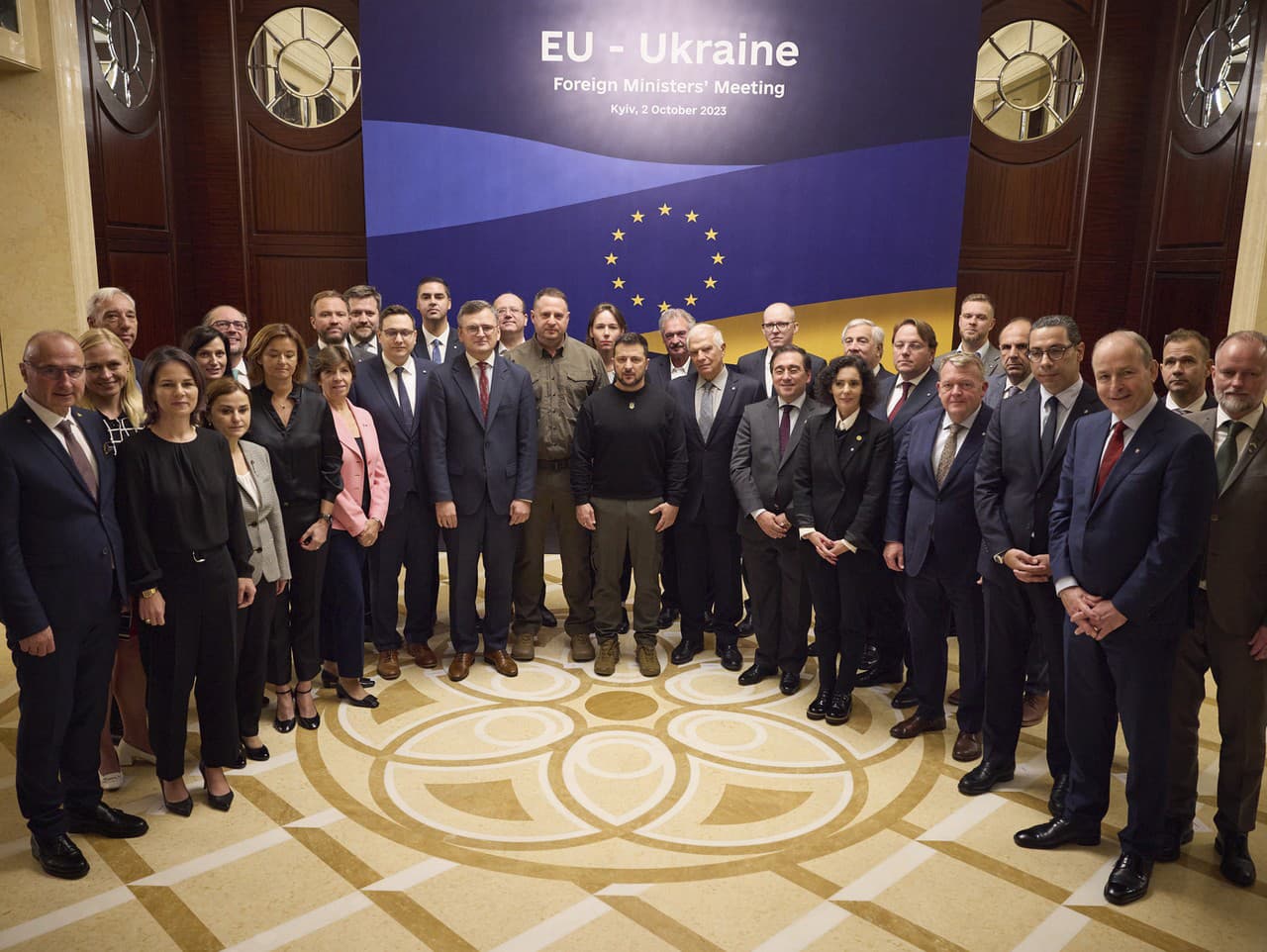 Ukrajinský prezident Volodymyr Zelenskyj (uprostred) spolu s ministrami zahraničných vecí štátov Európskej únie