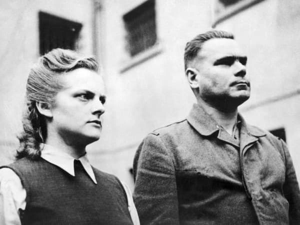 Greseová s bývalým veliteľom viacerých koncentračných táborov Josefom Kramerom