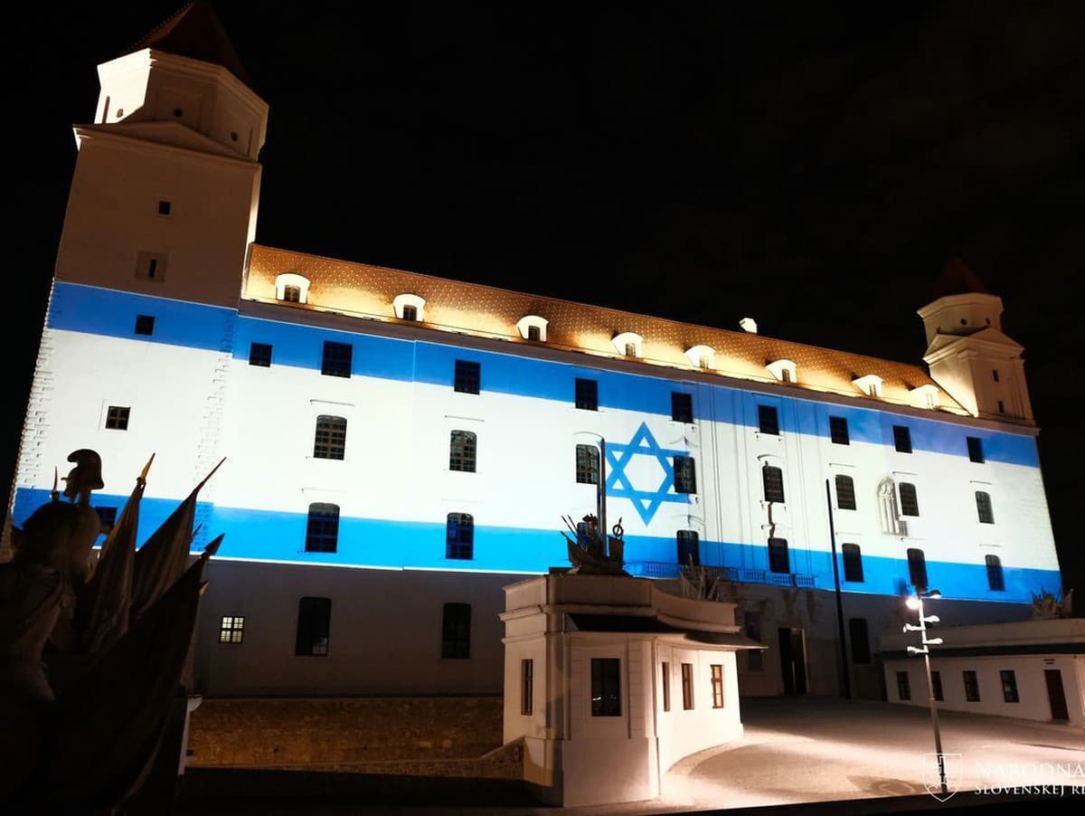 Bratislavský hrad vysvietený vo farbách izraelskej vlajky.