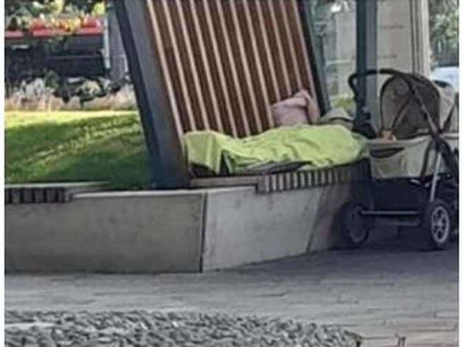 Nie matky s deťmi v kočiaroch, ale bezdomovec prespáva v bratislavských uliciach