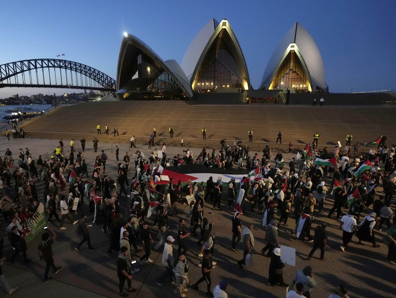 Demonštrácia na podporu Palestíny pred operou v Sydney