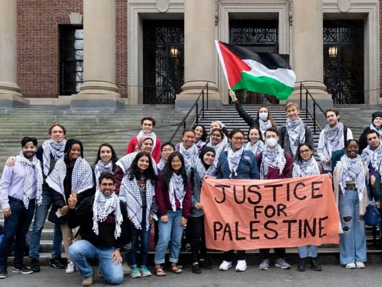 Študenti Harvardu verejne podporujúci konanie Hamasu