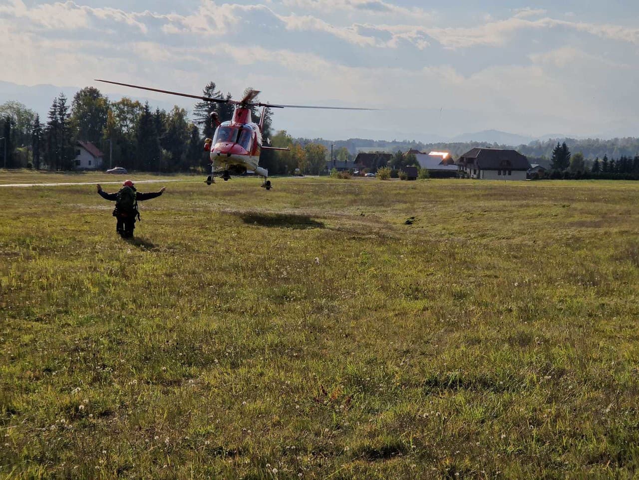 V Západných Tatrách si poranila koleno turistka, na pomoc jej letel vrtuľník