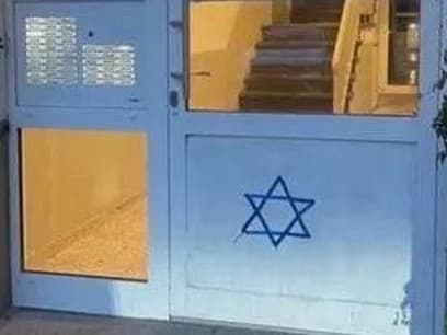 Na objektoch v Berlíne sa objavujú namaľované židovské hviezdy.